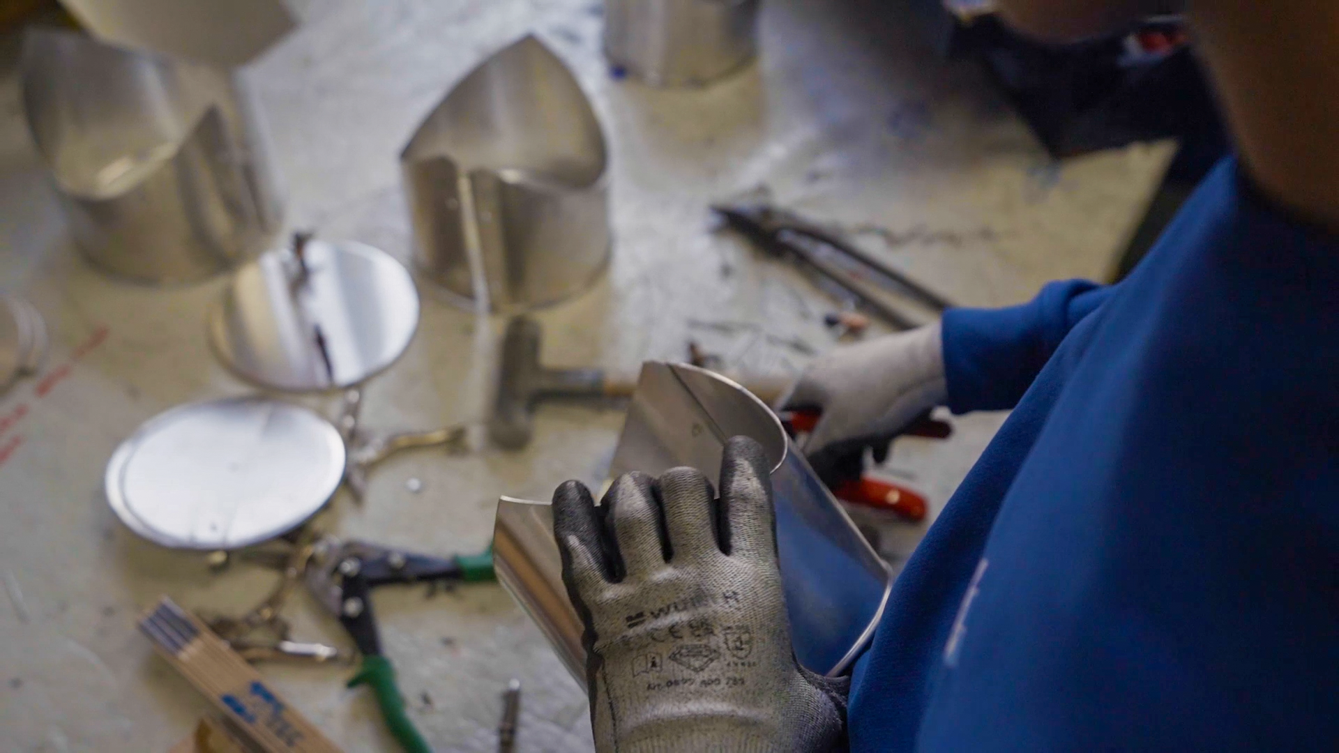 Isolierspengler bei der Arbeit