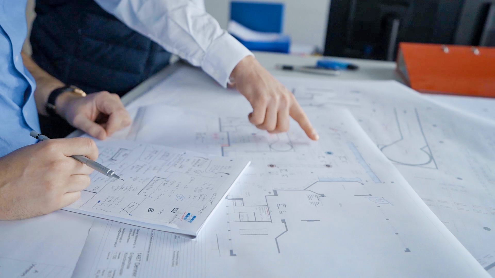 Besprechung eines Bauplanes